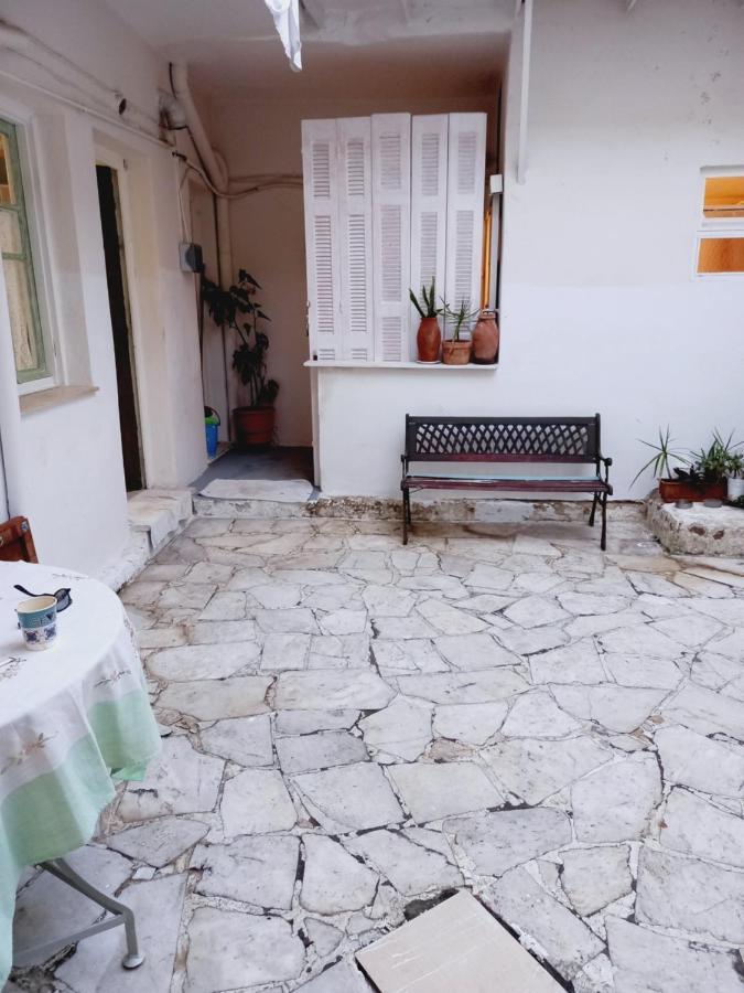 Στην Αυλή Της Ράχης Apartamento Kalamata Exterior foto