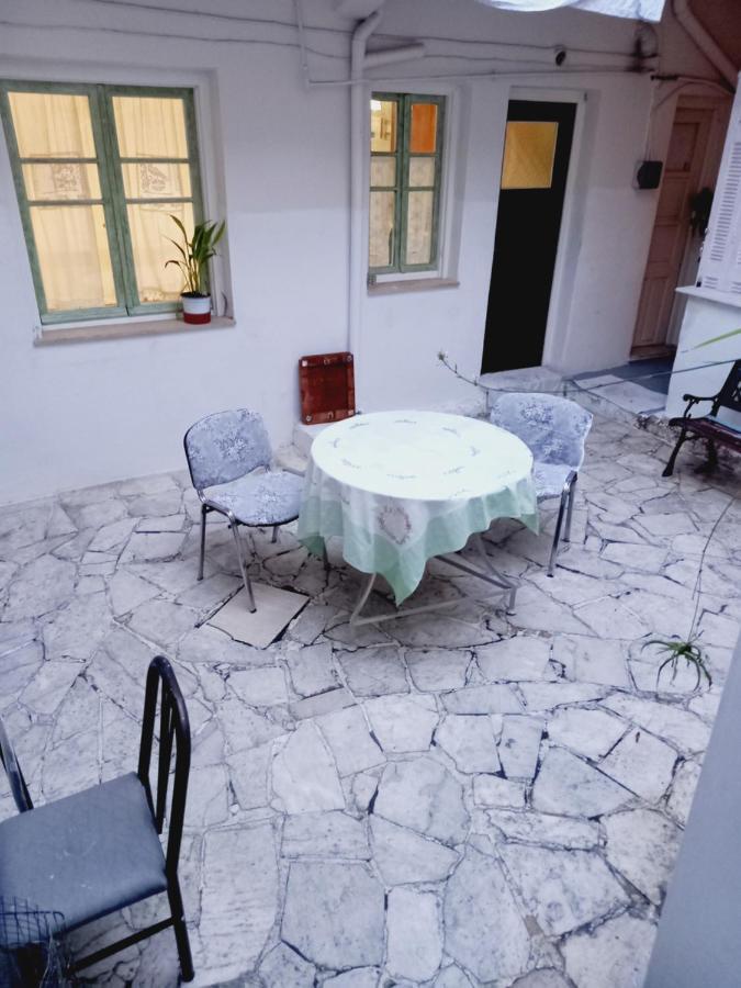 Στην Αυλή Της Ράχης Apartamento Kalamata Exterior foto