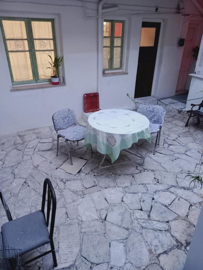 Στην Αυλή Της Ράχης Apartamento Kalamata Exterior foto